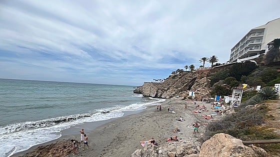 Young man dies after falling from cliff on popular Costa del Sol beach