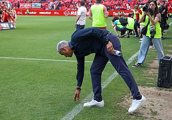 Pellicer touches the turf prior to kick-off.