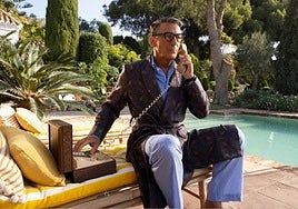 Scene supposedly shot in Cary Grant's Malibu home, which was recreated in Huerta del Conde in Pinares de San Antón.