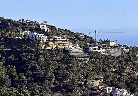 Which are the municipalities in Malaga province that have the lowest and highest IBI property tax rates?