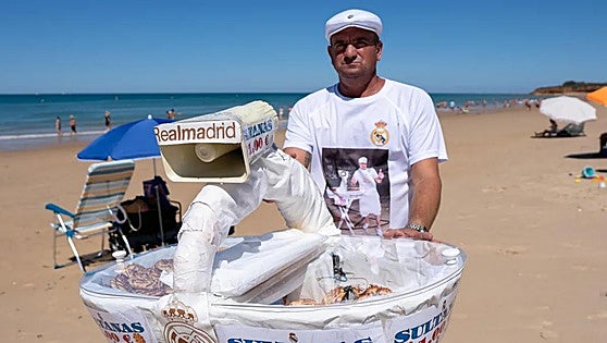 'Come and get your coconut macaroons, folks!': The unique call of a beach trader in the south of Spain