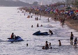 Users with jet skis on Salobreña beach.