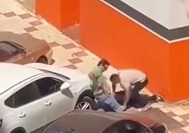 The arrest of one of the thieves by a group of plainclothes officers who were passing through the area.