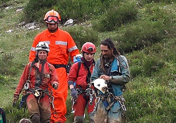 Regional government considers charging two lost cavers for 40-hour rescue mission in Spain involving 125 personnel