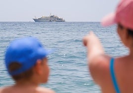 The 007 yacht in the waters of Salobreña.