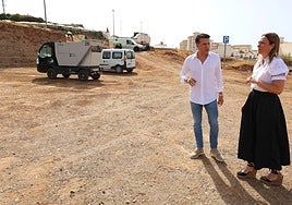 Mayor Óscar Medina and councillor Paola Moreno at one of the new car parks.