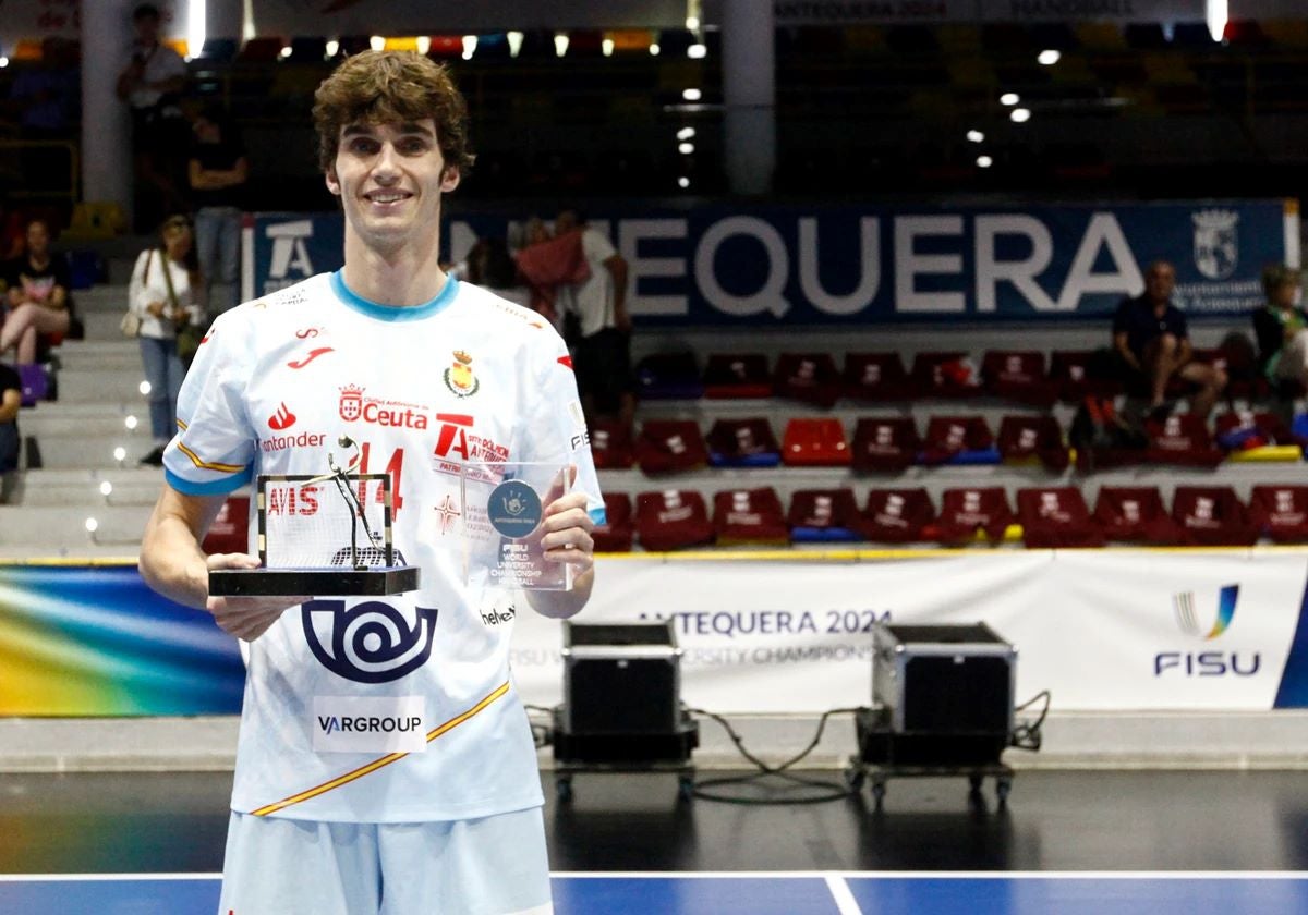 Urdangarín with his two individual trophies.