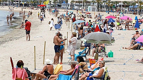 Police in Benidorm issue SOS for public to respect thin blue lines on holiday resort's beaches