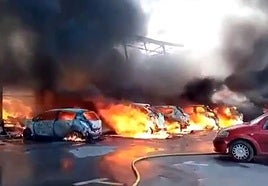 Image of the flames, this Friday in the Reyes Gutiérrez warehouse in Vélez-Málaga.