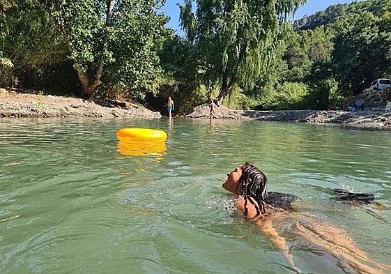 The bathing pool at El Puente is located at the roadside between Algatocín and Jubrique.