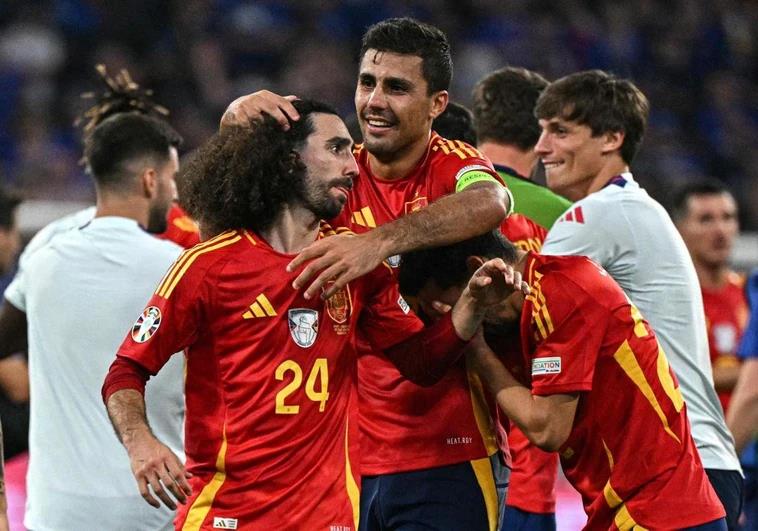 Spain players celebrate reaching the Euro 2024 final, after beating France.