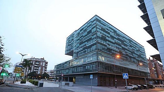 Why does it take twice as long as it should to issue a building permit in Malaga?