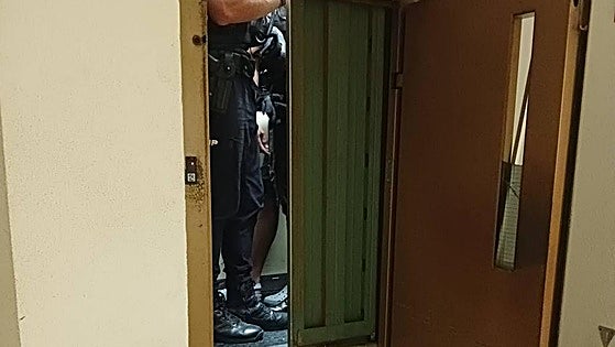 Police officer trapped in lift with detained man at Marbella courts building