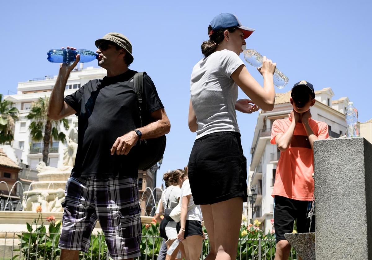 Aemet issues yellow alert for temperatures of up to 37C on the Costa del Sol on Monday