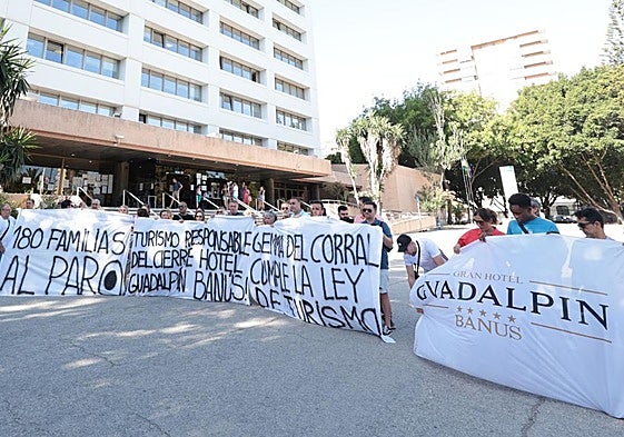 Some 50 employees gathered in front of the Junta's delegation of tourism offices in Malaga.