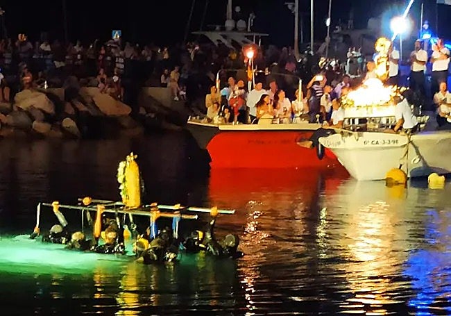 Moment of the meeting between La Chiquita and the Virgen del Carmen.