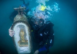 A diver brings La Chiquita from the seabed to the marina of Benalmádena.