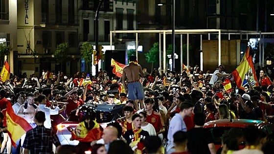 Two England fans arrested in Malaga for threatening neighbours with knife after match
