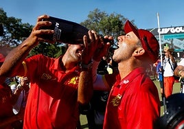 Fireballs GC captain Sergio García celebrates his victory with champagne.