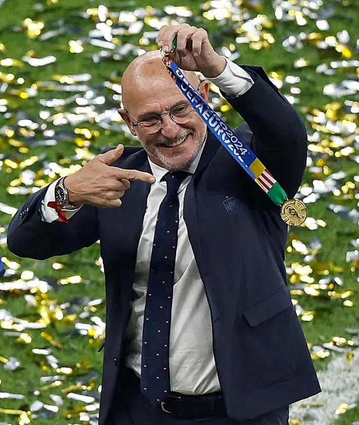 Imagen secundaria 2 - The victorious Spain players celebrate with King Felipe.