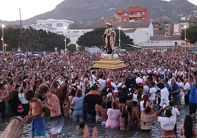 The Paleña image, carried in hand, before boarding.