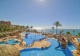 Between 3 and 11 p.m. every Sunday in July and August, attendees of ‘Music & Pool Sundays’ can enjoy the spectacular beachfront facilities of Holiday World Beach Club.