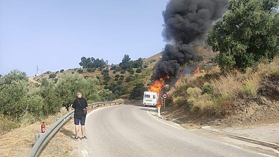 Image of the burning motorhome this Friday on the road connecting Sedella with Canillas de Aceituno.