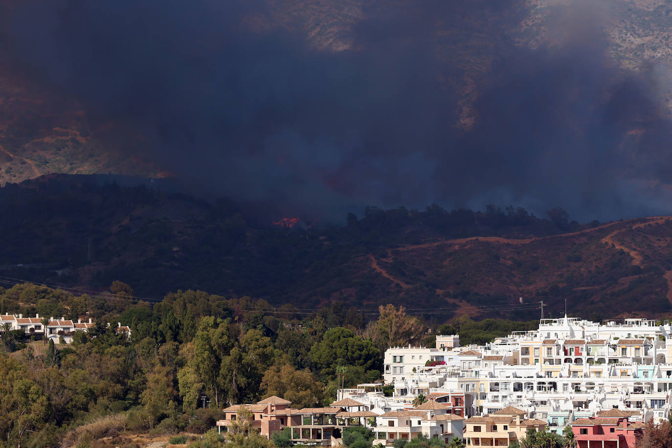 Imagen secundaria 1 - Photo special: Forest fire in Nagüeles area of Marbella declared stabilised