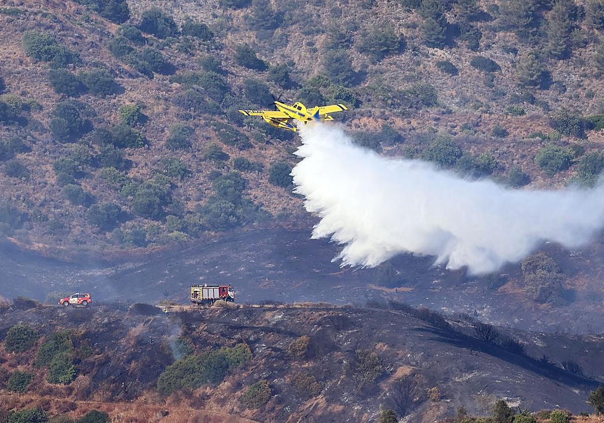 Imagen principal - Photo special: Forest fire in Nagüeles area of Marbella declared stabilised