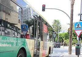 A bus of the Malaga Area Metropolitan Transport Consortium at a traffic light.