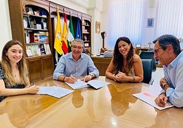 Rubí Castro from the Red Cross (left) with mayor of Rincón Francisco Salado (second left).