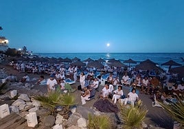 An incomparable setting with the full moon as a backdrop.