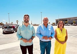 Vélez-Málaga councillors and the mayor (centre) at the new car park