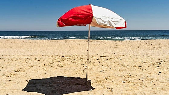 Beach brolly battle: 750-euro fine for staking claim to space on this Cadiz beach