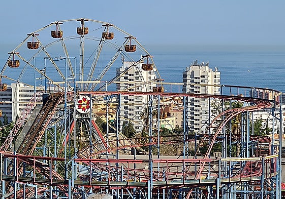 View of some of the amusement park facilities and the town of Benalmádena in the background.