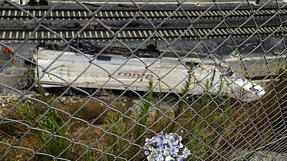 Thirty-month prison sentences for train driver and Adif official following deadly high-speed derailment in Spain