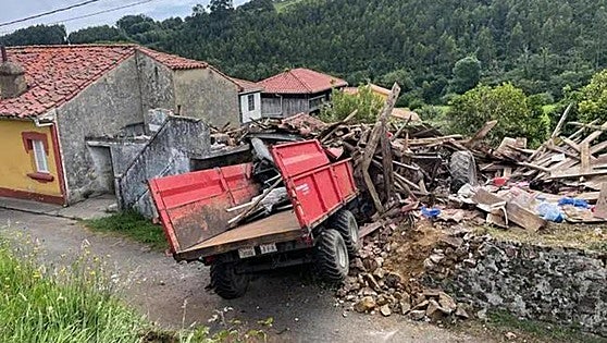A father and his 10-year-old son die in tractor accident after pilgrimage procession in Asturias