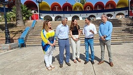 Dani Pérez and Víctor Navas, together with PSOE councillors and at the gates of the Tivoli amusement park.