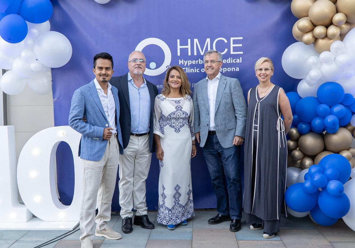 Estepona's town’s mayor, José María García Urbano; Sady Alexandra Licintuña, founder and director of the centre, and other attendees at the 10th anniversary celebration event.