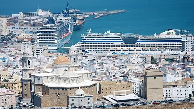 City port in south of Spain sees out July with three cruise ships docked carrying almost 13,000 passengers