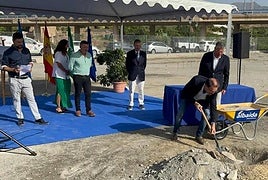 The Health delegate, Carlos Bautista, and the mayor of Nerja, José Alberto Armijo, at the ceremony to lay the first stone.