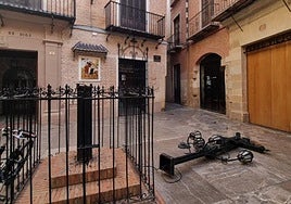 Cross of San Juan de Dios lying on the ground.