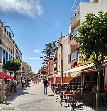 Calle Ancha, a busy street in summer.