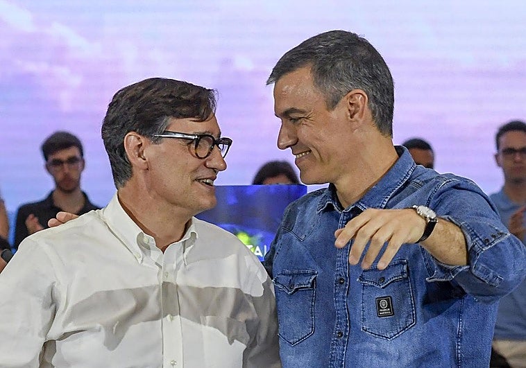 Salvador Illa (l) with Pedro Sánchez.