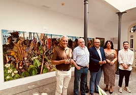 The artist (2l) last Friday with the mayor (3l) and councillors in the CAC.