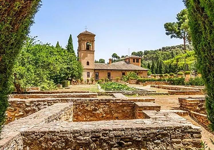 The Parador de Granada is located in a former Franciscan convent.