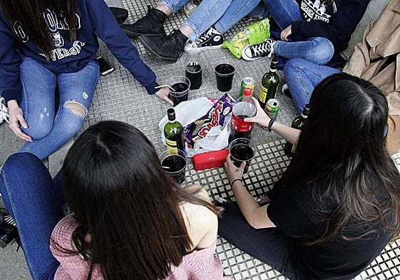 A 'botellón': young people gather on a street to socialise and drink alcohol.