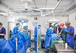 Members of the César Ramírez Bisturí Solidario Foundation during their voluntary medical work in Yaoundé.
