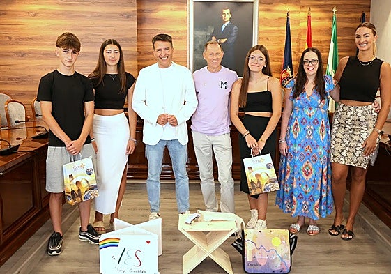 Some of the students with the mayor of Torrox, Óscar Medina