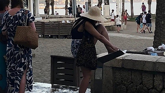 Malaga city council warning: up to 750-euro fine for washing at drinking fountains